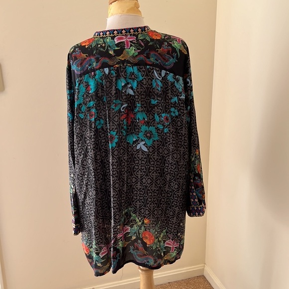 JOHNNY WAS Size XL black silk printed floral embroidered blouse - Picture 4 of 10